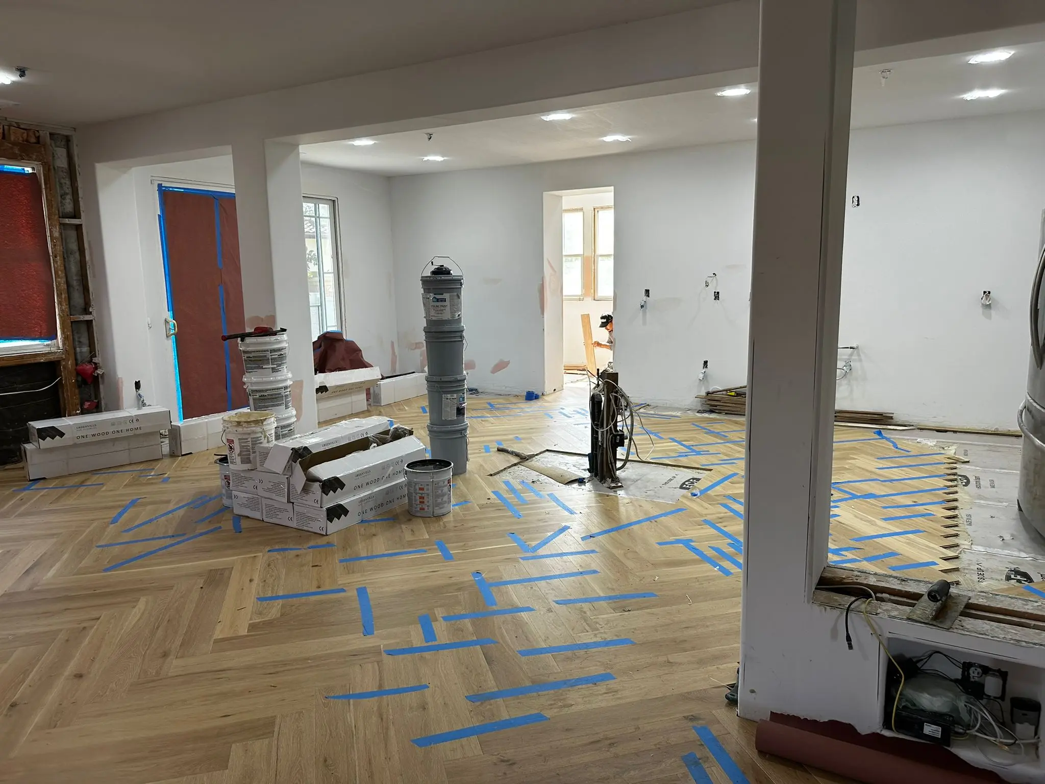 Hot selling light color European oak engineered wood flooring herringbone parquet wooden flooring