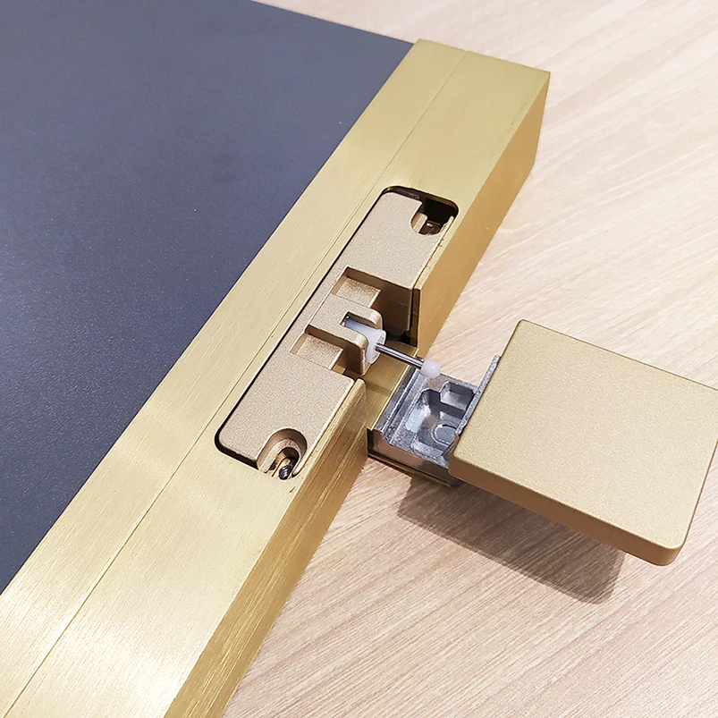 Мягкий дверной шарнир для гардероба с алюминиевой рамой