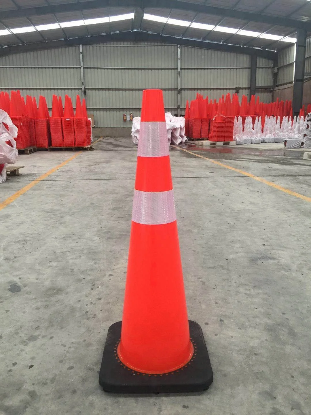 2025 Zhejiang hot sale black base cone 45 cm  70 cm 90 cm PVC traffic cone high quality safety cone with black base