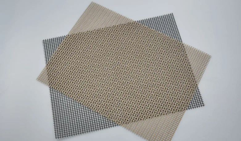 Black or beige color 40 * 30 cm or 40 * 33 cm Non-stick BBQ grill mesh reusable PTFE grill mesh mat Easy to clean