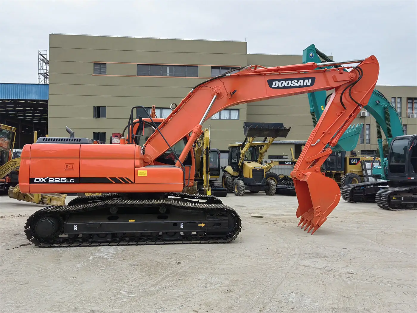 Дешевый в продаже подержанный экскаватор Doosan DX225 корейский dx225lc 225lc строительная техника