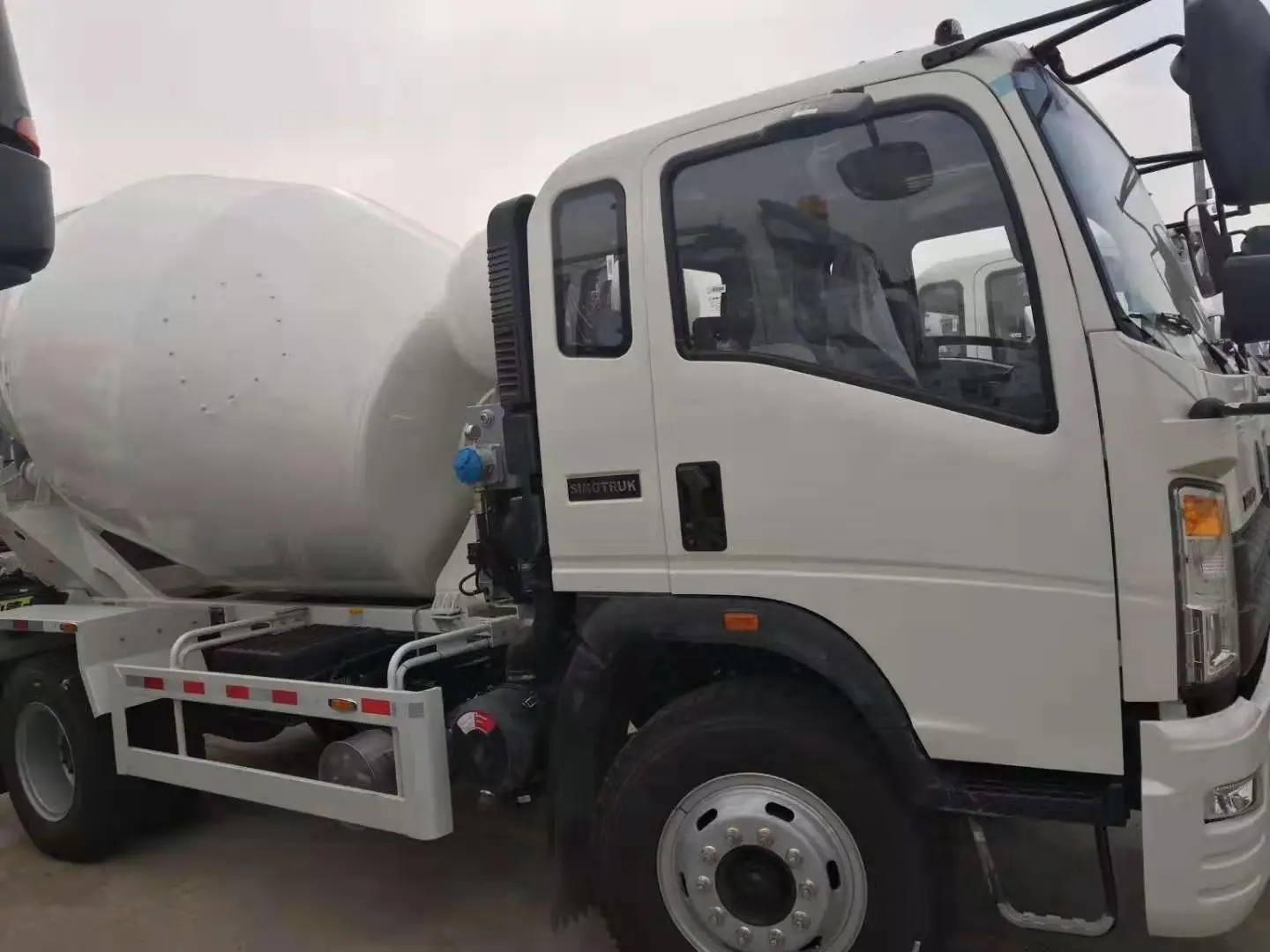 Sinotruk Howo 4x2 4cbm 6cbm Mini Concrete Mixer