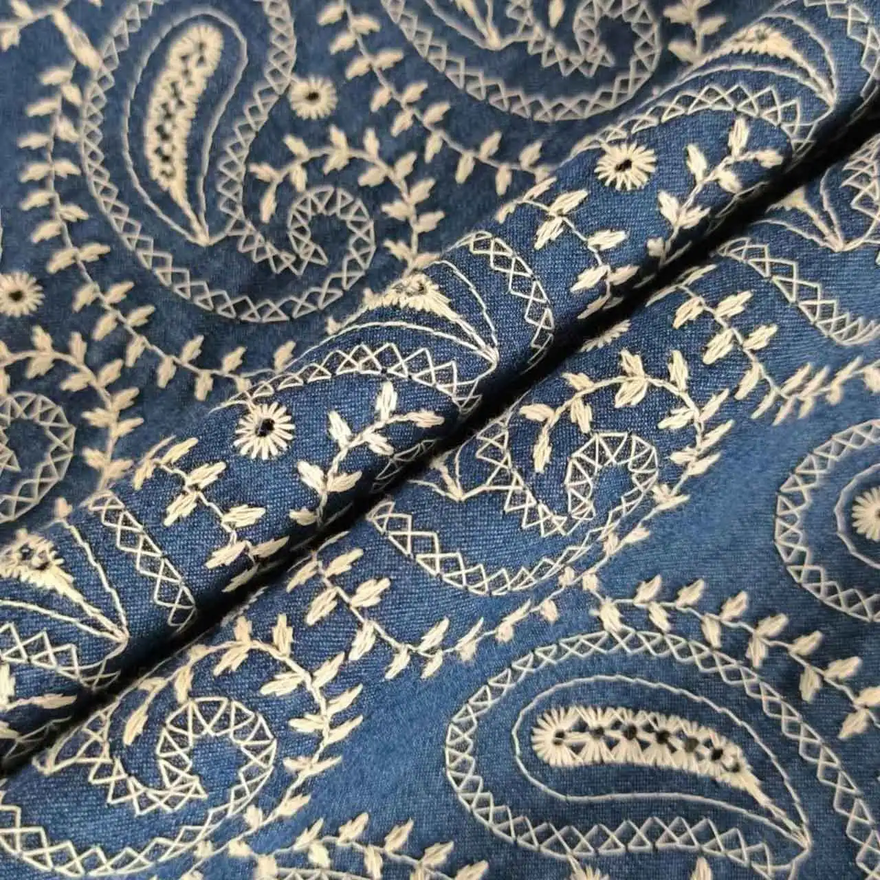 New Design Blue Paisley Damask Pattern GRS 100% Imported Organic Cotton Woven Embroidered Fabric For Clothing