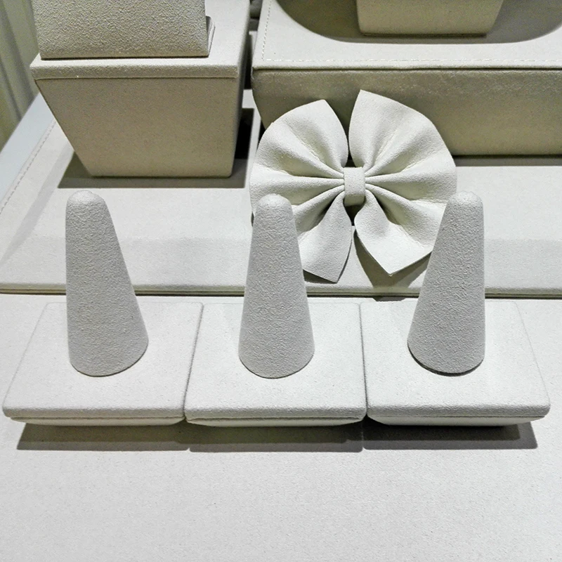 Стенд для ювелирных изделий из МДФ с покрытием из микрофибры и замши