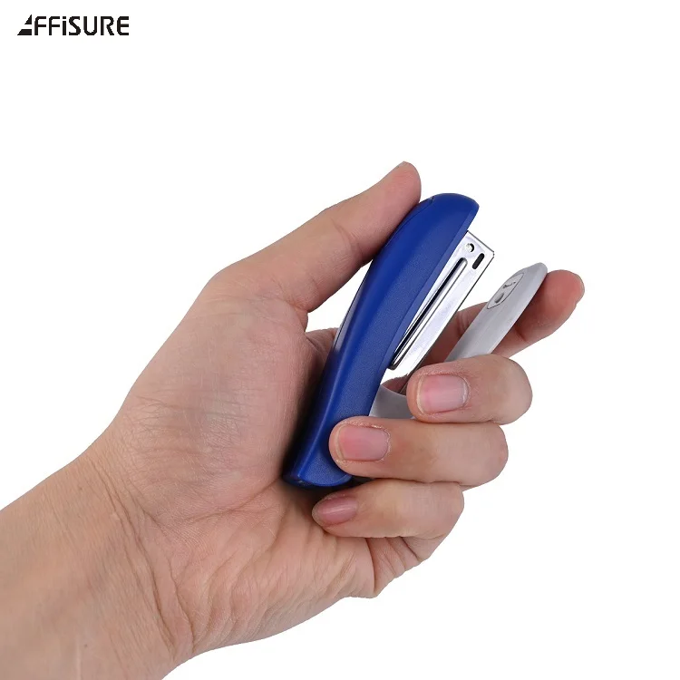 Низкая стоимость оптовая продажа школьные принадлежности небольшой мини качественная бумага степлер