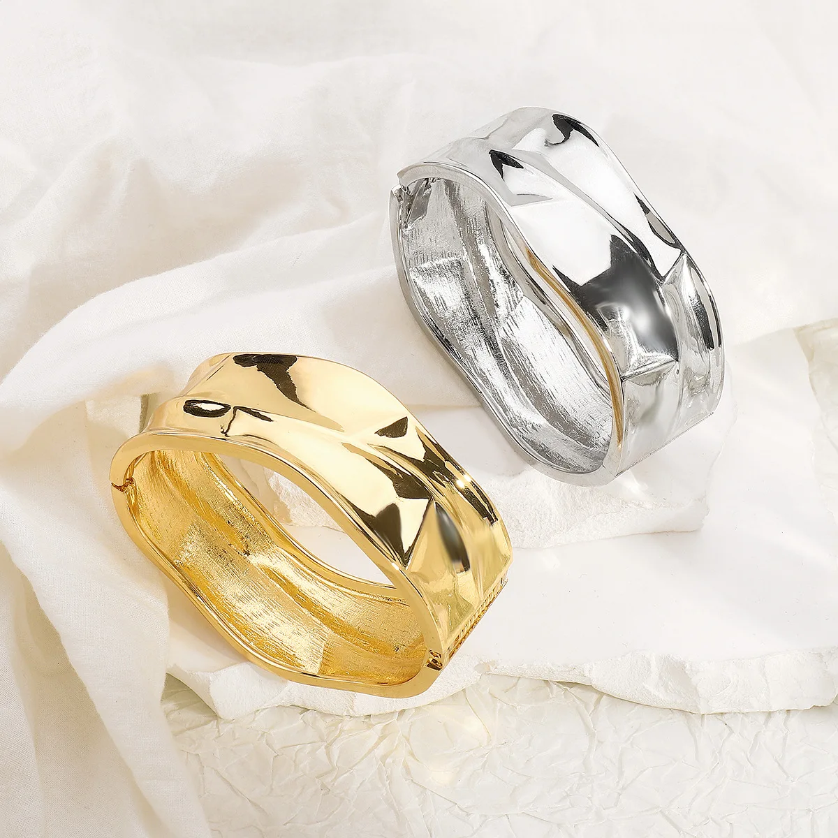 2024 Новое поступление модный дешевый оптовая продажа вогнутый металлический браслет Модный Креативный дизайн геометрический широкий золотой