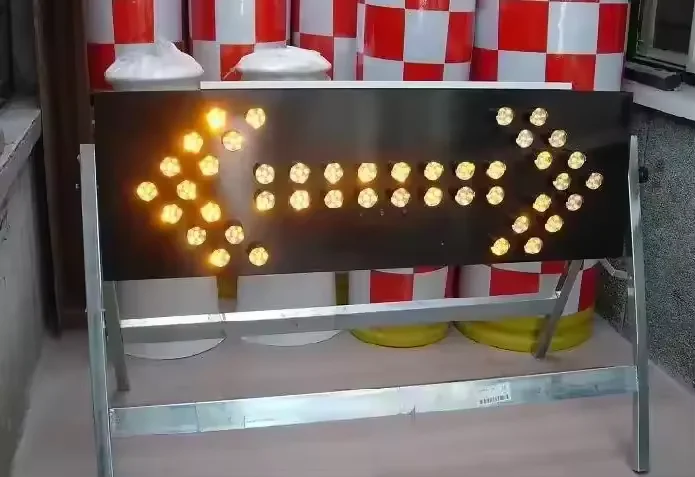 Solar LED Arrow Light Road Safety Warning Traffic Sign Signal Light Guide Turning Lights Led Arrow Boards