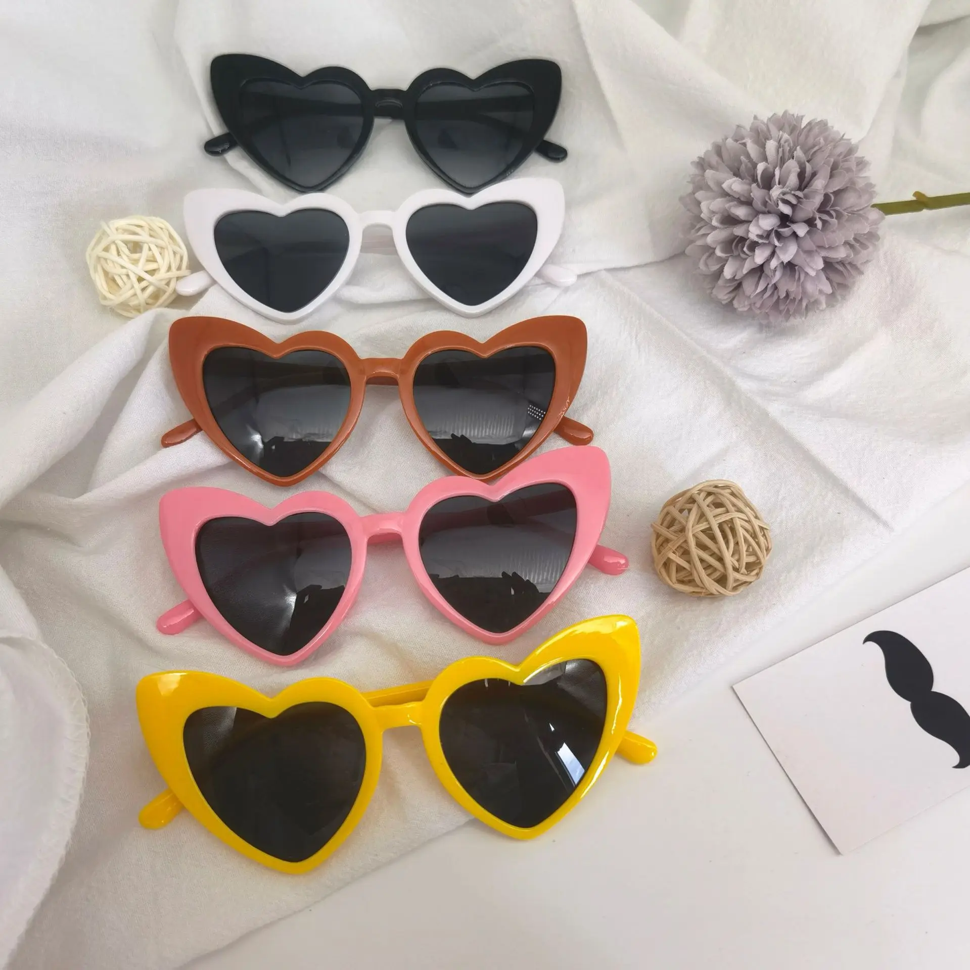 Fashion Summer Love Heart Shaped Sunglasses for party gifts Women men girls Vintage Cat Eye Mod Style Retro Frame Glasses