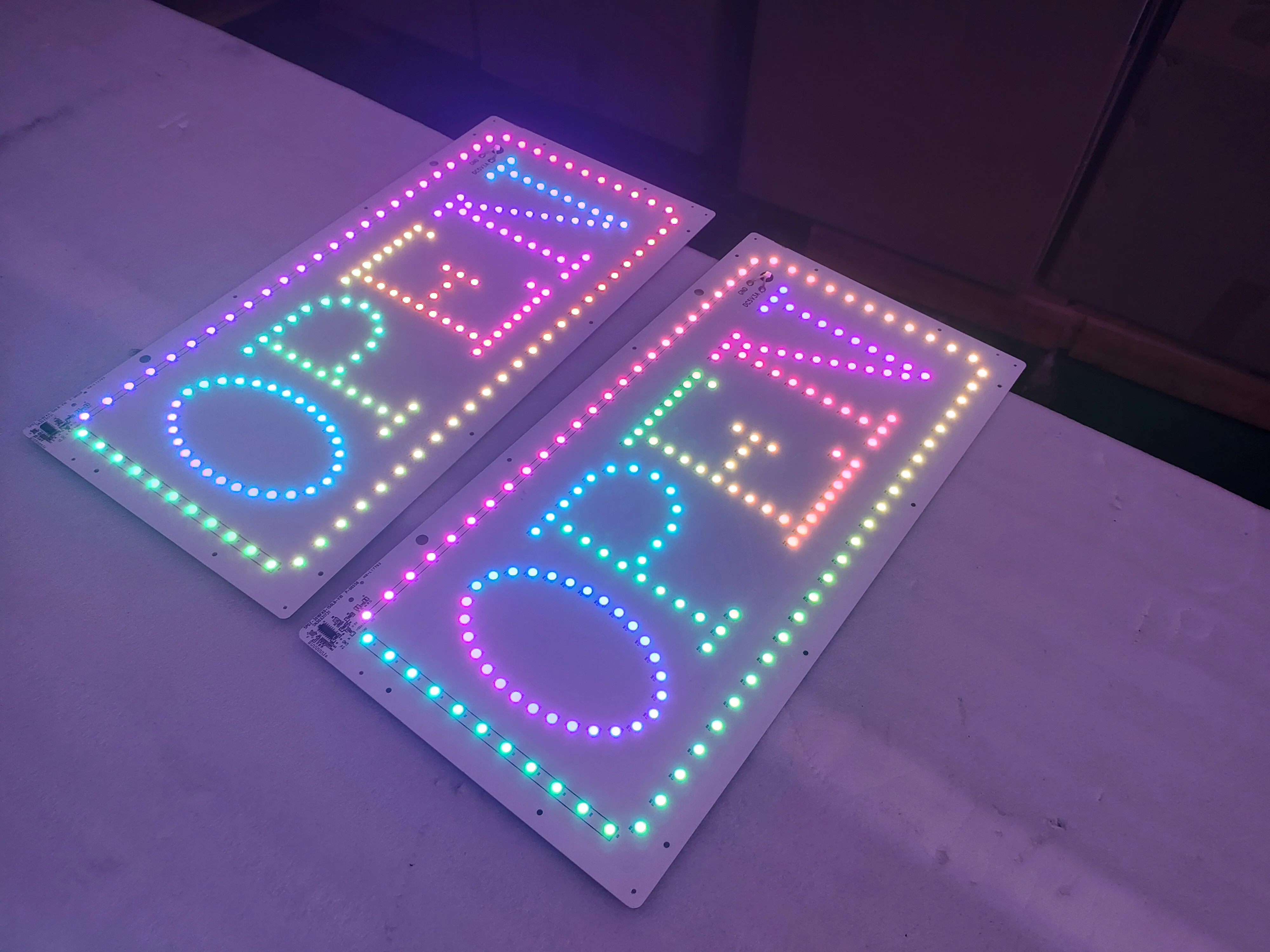 Беспроводной RGB красочный SMD внутренний знак световой короб рекламный открытый передний анимированный экран с Bluetooth-динамиком