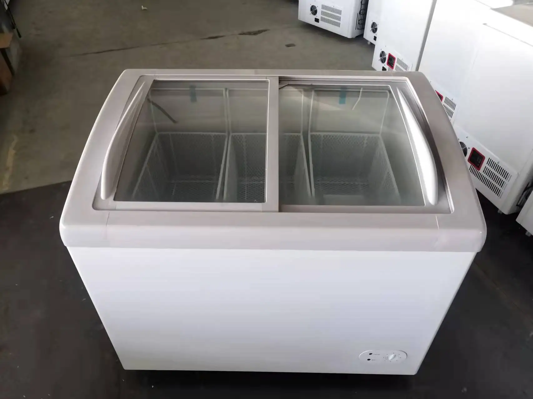 Морозильная камера для мороженого с изогнутой дверью для супермаркета 258 литров