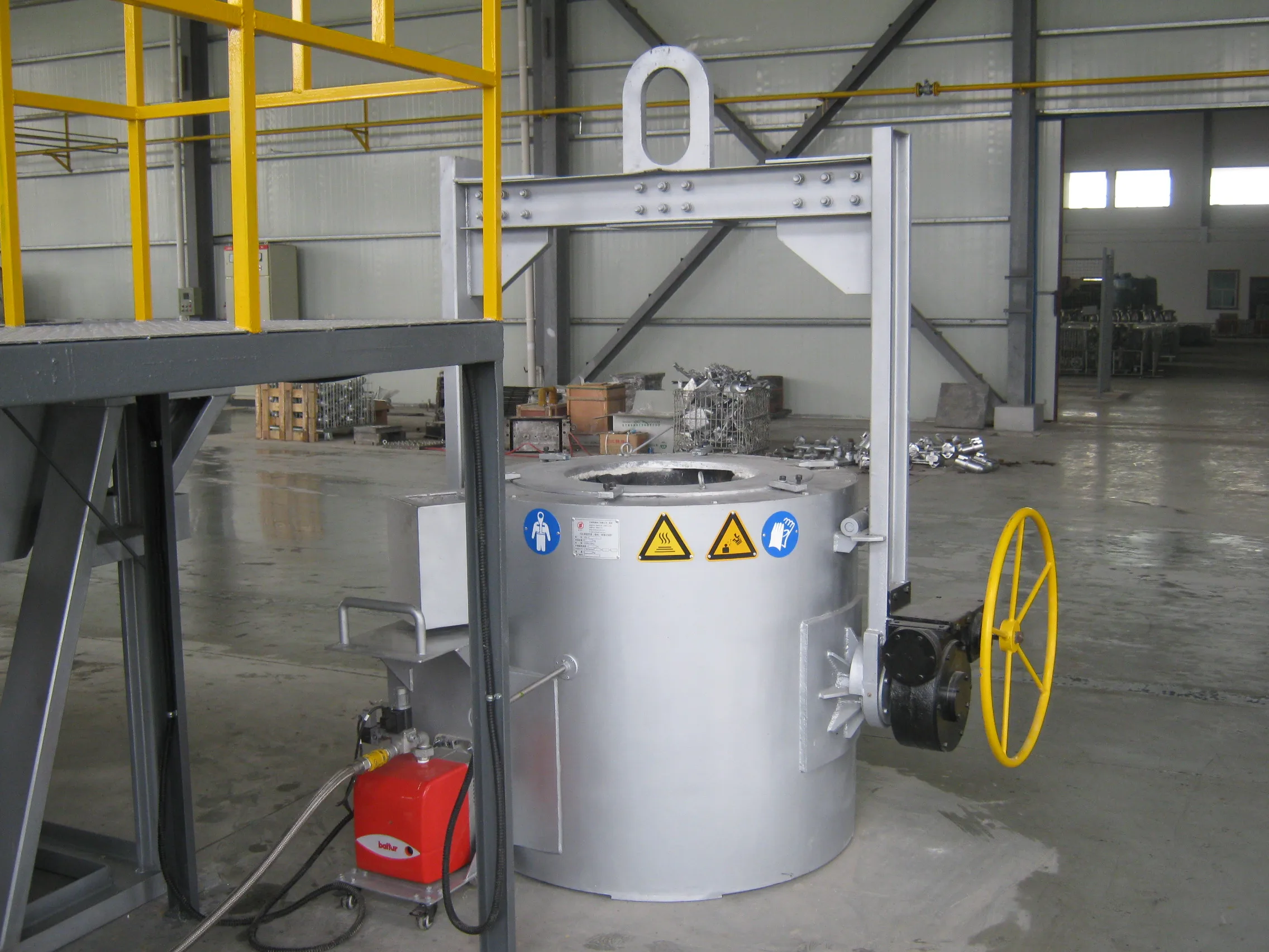 Capacity 800KG Electric LPG Aluminium Crucible Melting Furnace For Direct Casting