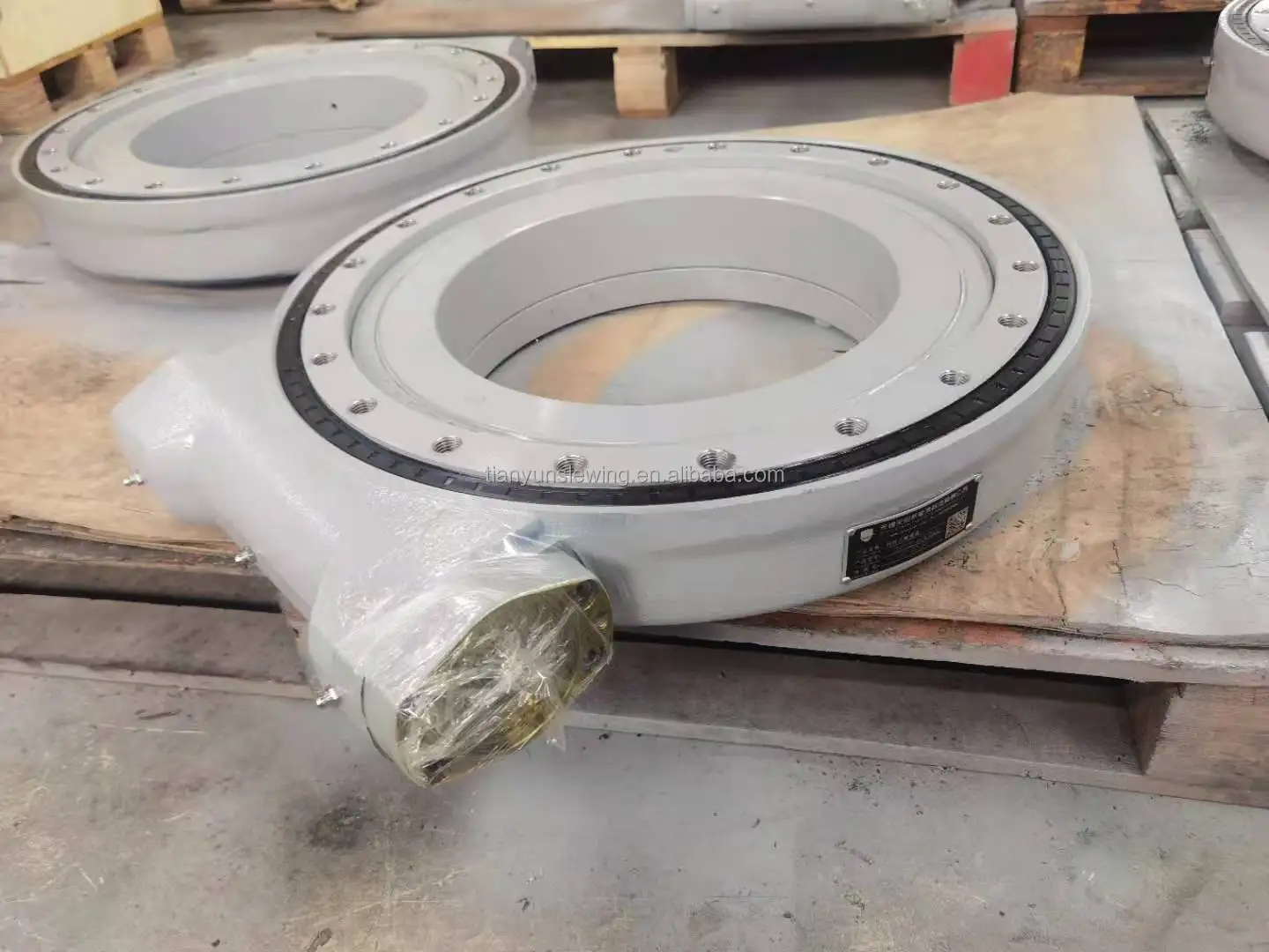 For mist cannon truck large load torque slewing drive SE17-102-H-25R