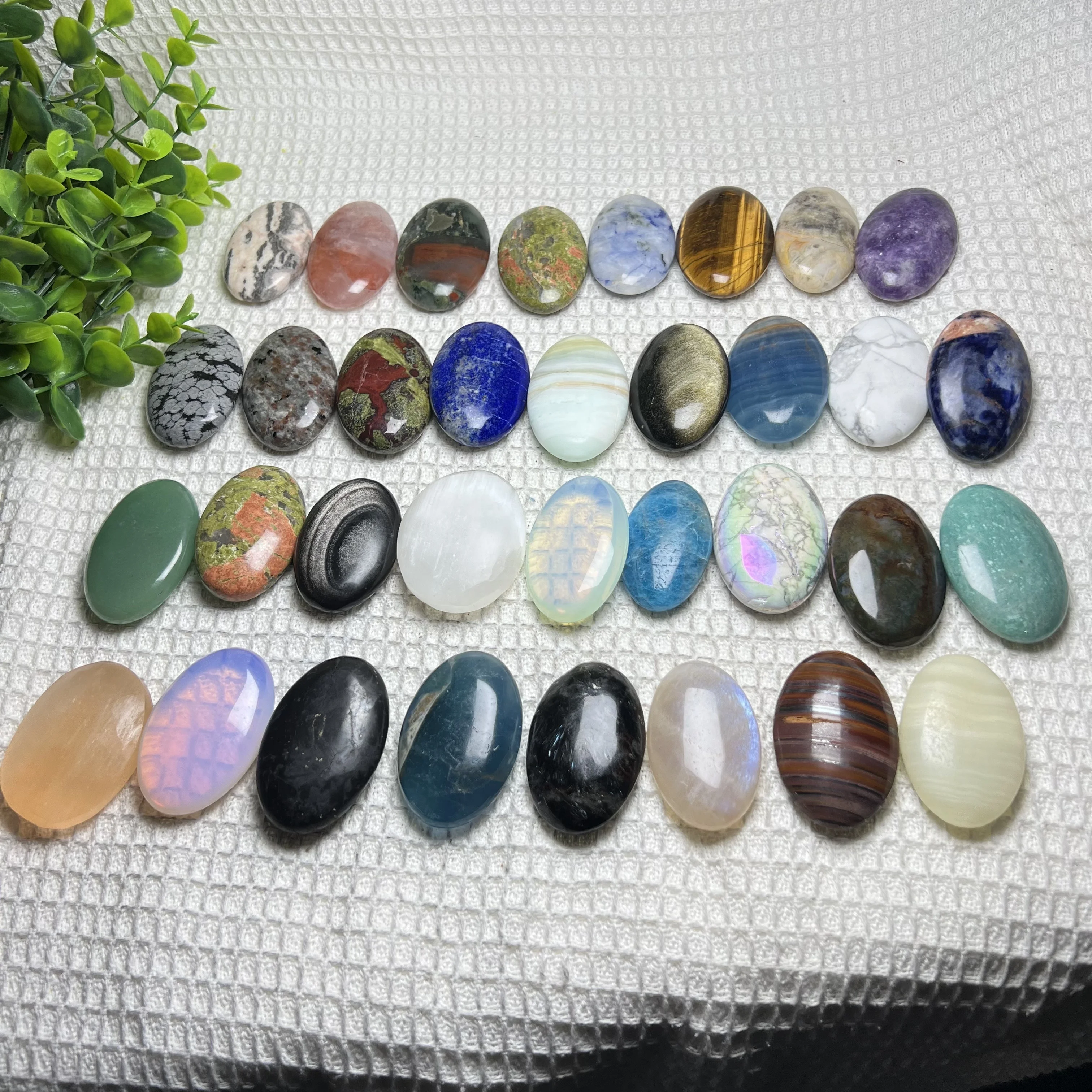 High Quality Natural Healing Crystal Palm Stone Gemstone Crystals Oval Worry Stone For Meditation Gift Relieve Anxiety