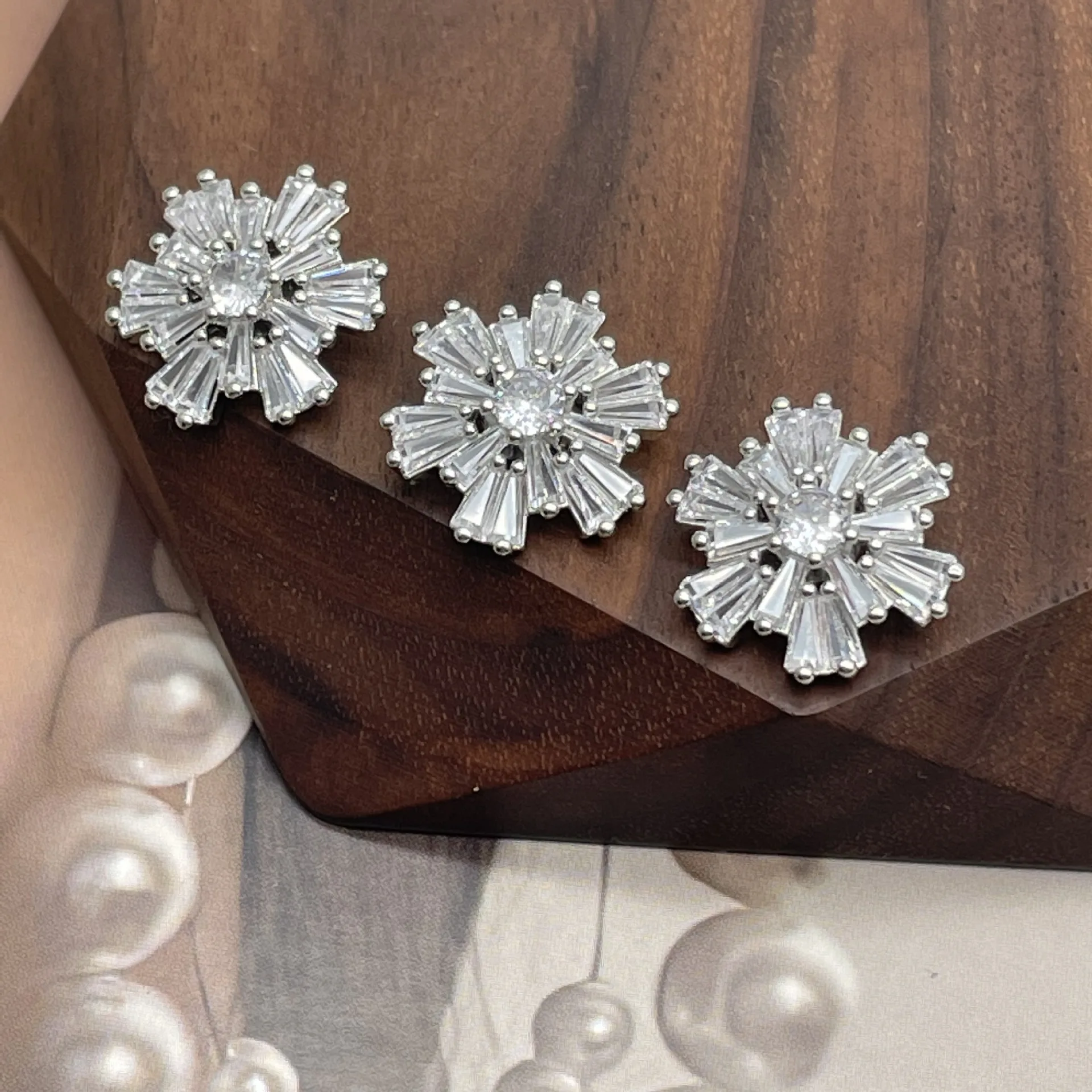 Wholesale High Grade Shiny Beautiful Flower Crystal stone Diamond luxury button jewels