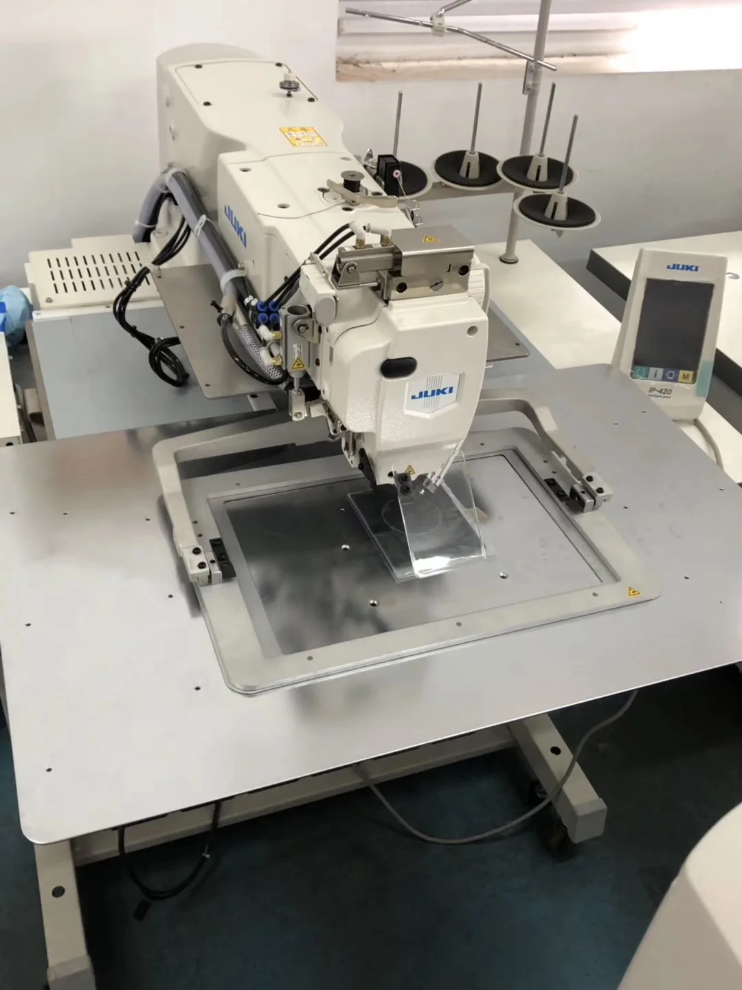 Распродажа бывшая в употреблении промышленная автоматическая швейная машина j∩ AMS 221EN 3020 с рисунком кожаных сумок