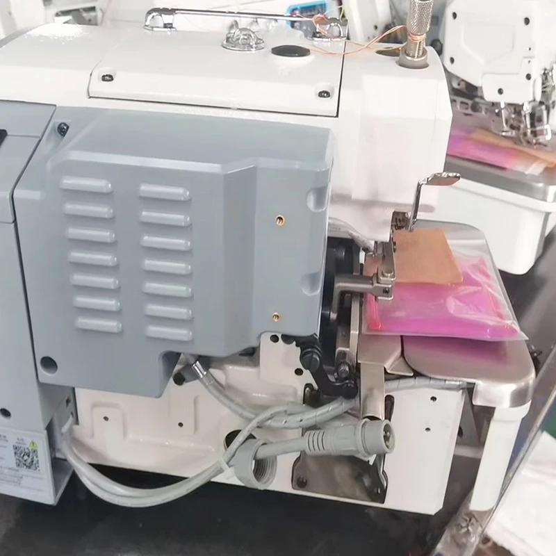 Direct drive 4 thread overlock sewing machine with automatic thread cutter