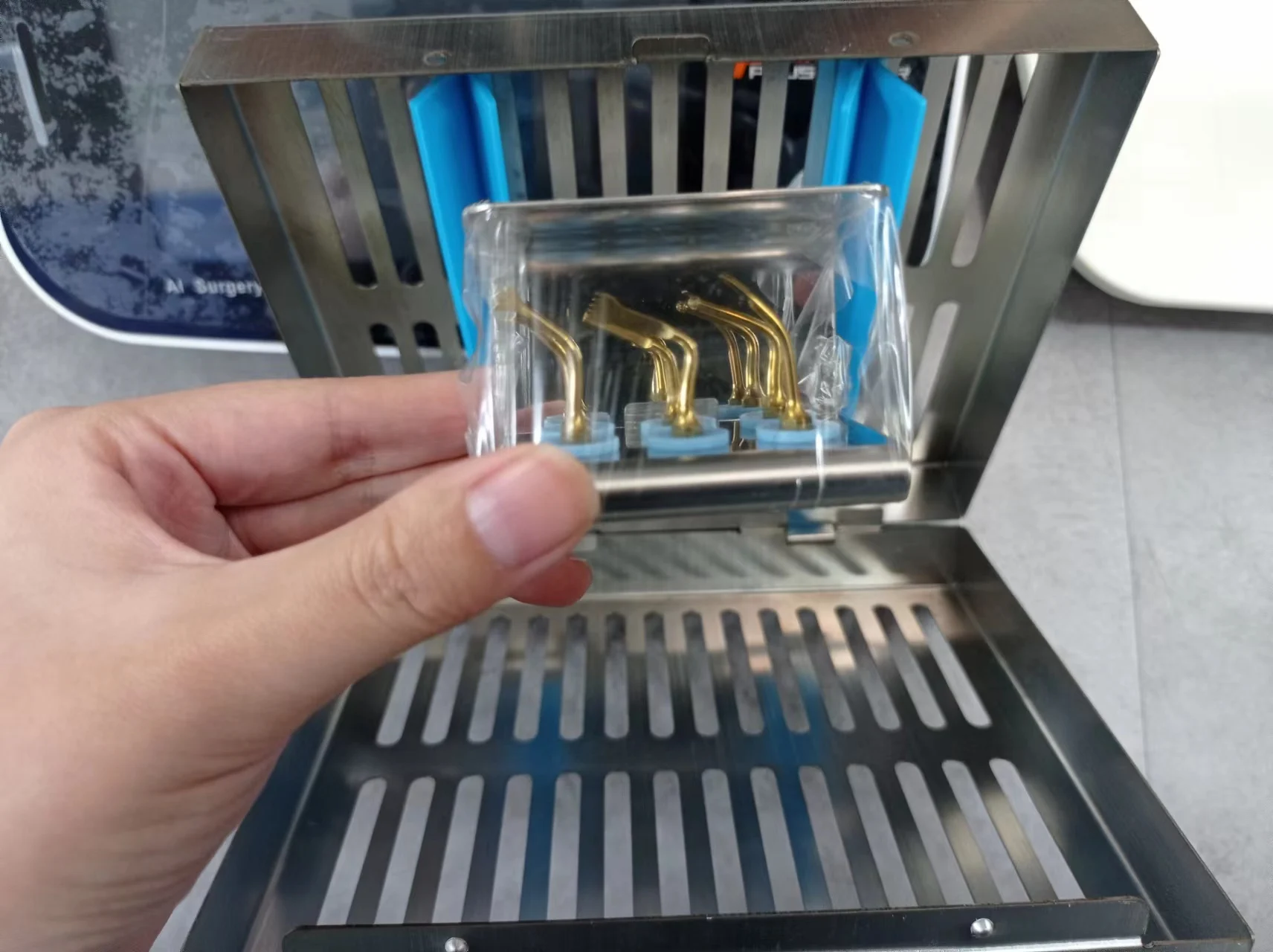 Piezo surgery with LED Light bone cut dental