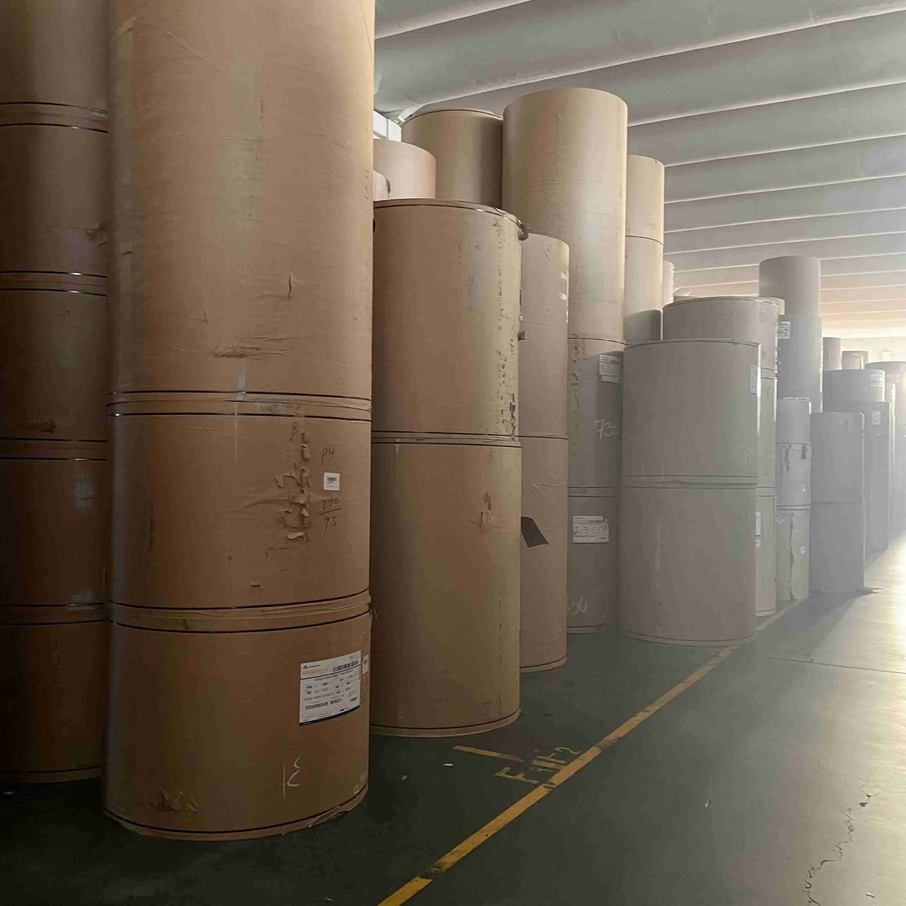 Рулоны Высококачественная перерабатываемая коричневая крафт-бумага хорошее истирание