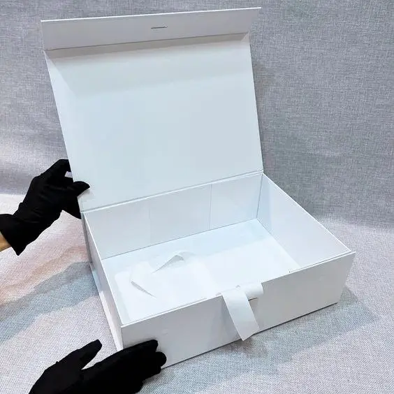 Custom luxury Apparel Packaging Boxes Paperboard Clothes/Shoes White Matte Magnetic Gift Box with Ribbon
