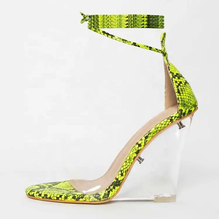 
Прозрачные босоножки на танкетке из неоновой змеиной кожи для женщин и женщин 