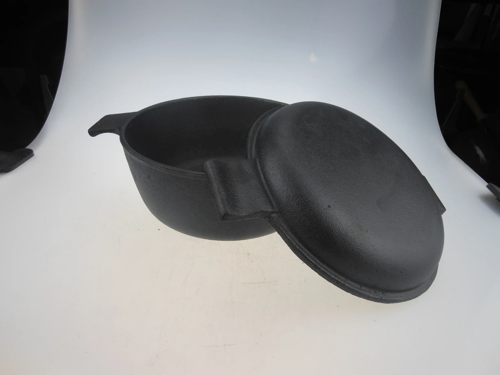 cast iron preseasoned dutch oven