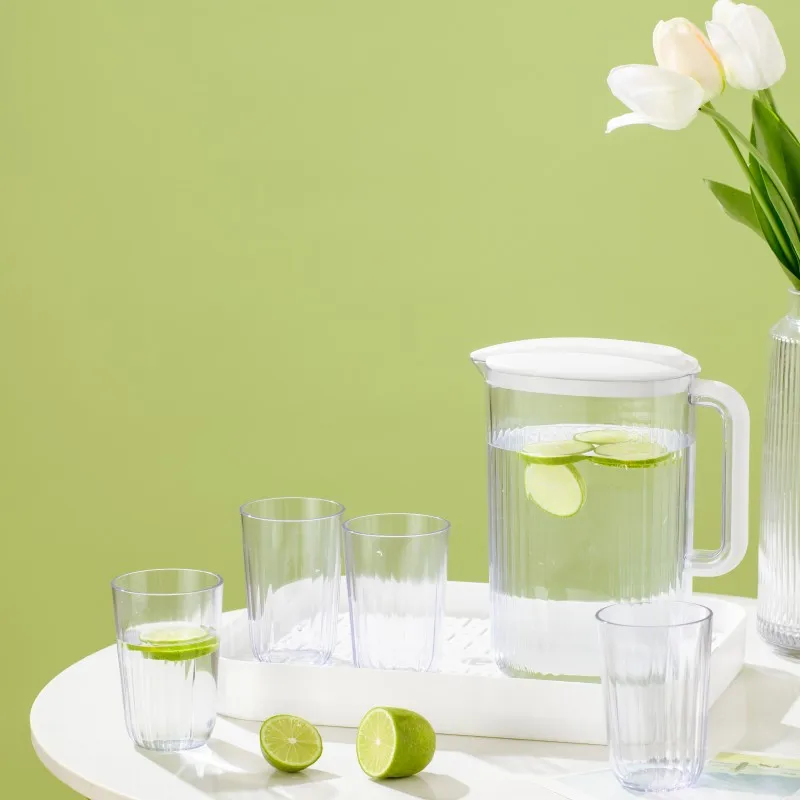 Пластиковый кувшин для воды с крышкой и ручкой