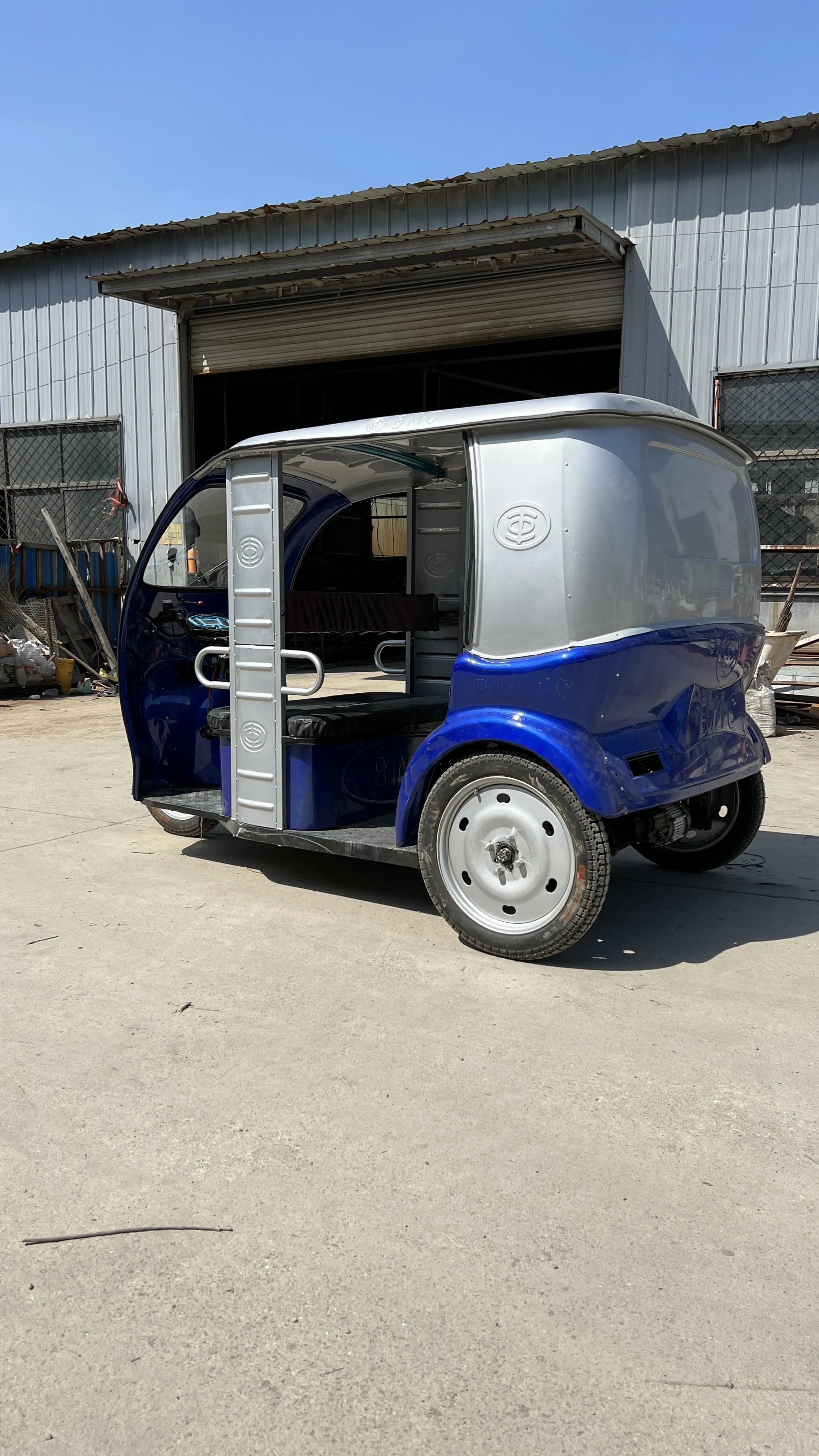 China Popular Electric Enclosed Tuk Tuk Tricycle 3 Wheels Big Space Passenger Sightseeing Rickshaw