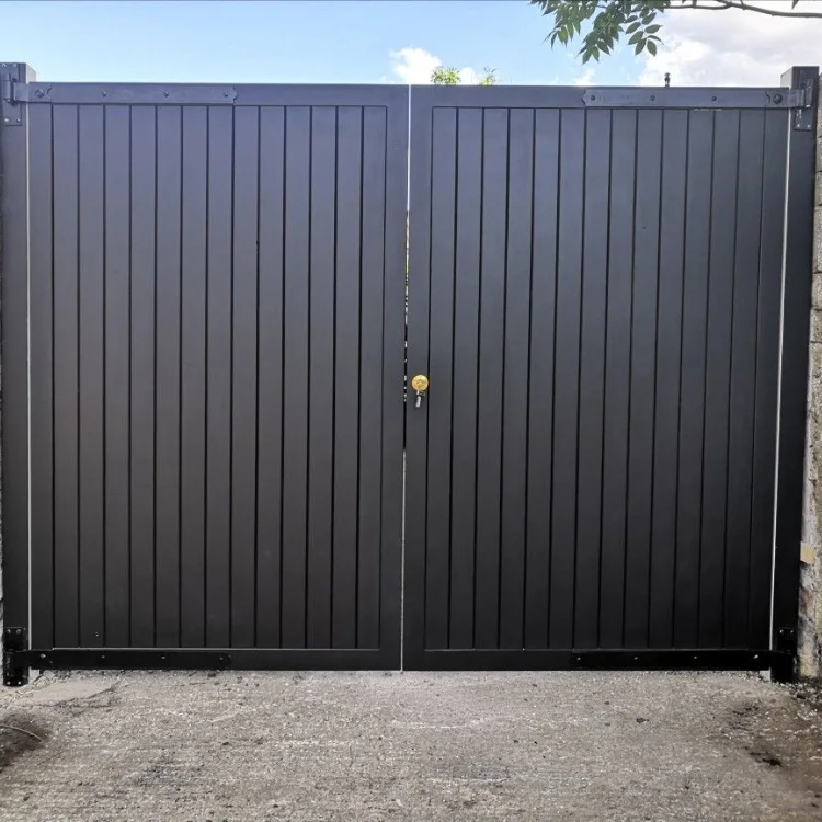 Customized designed latest style horizontal slat privacy front door aluminum double swing driveway gate