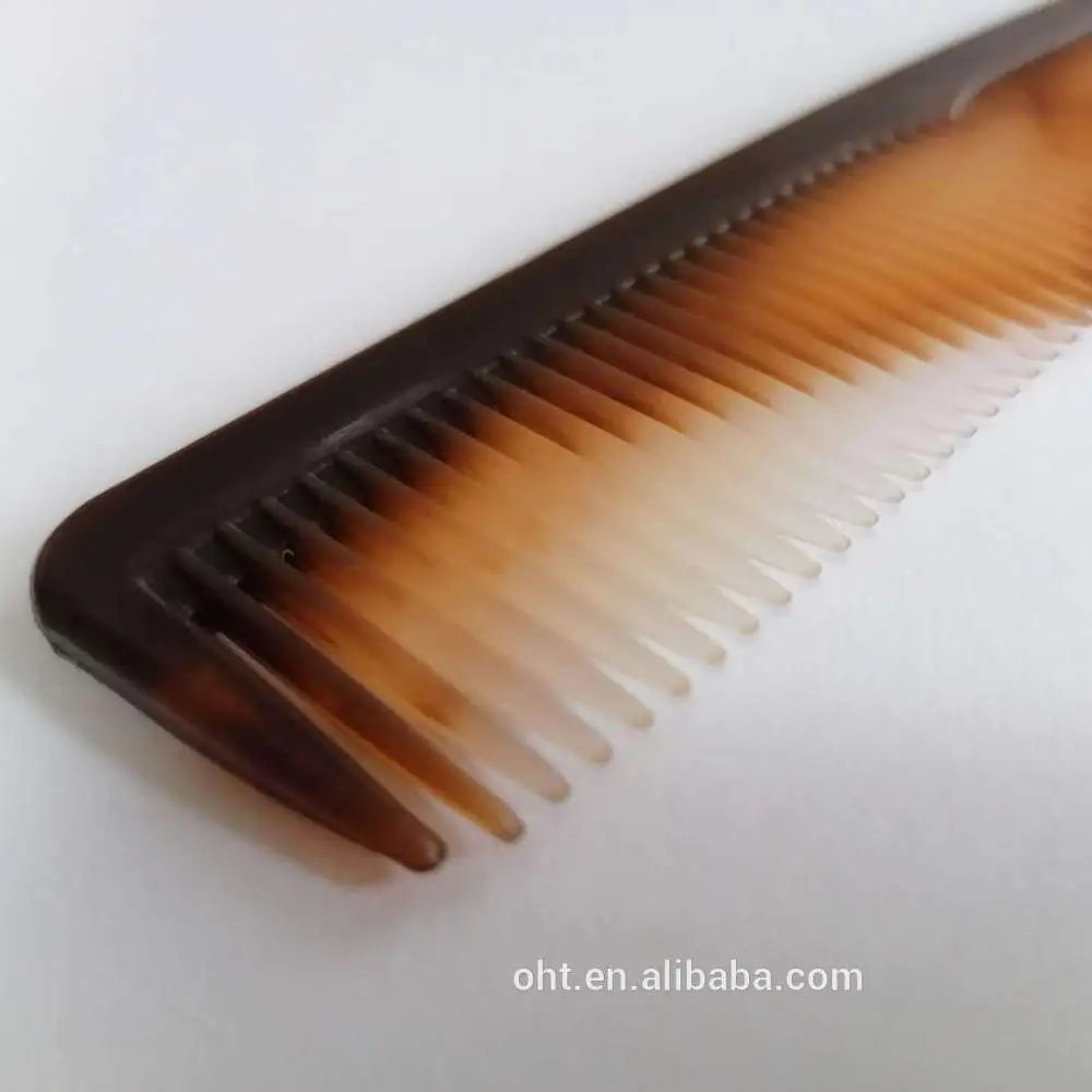 
cheap plastic small comb in hairdrssing shop 