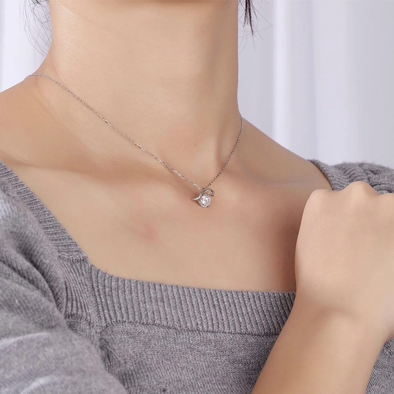 S925 Silver Dolphin Love Mosang Stone Necklace, Light Luxury and Unique, Clawbone Chain, Female Cold Wind