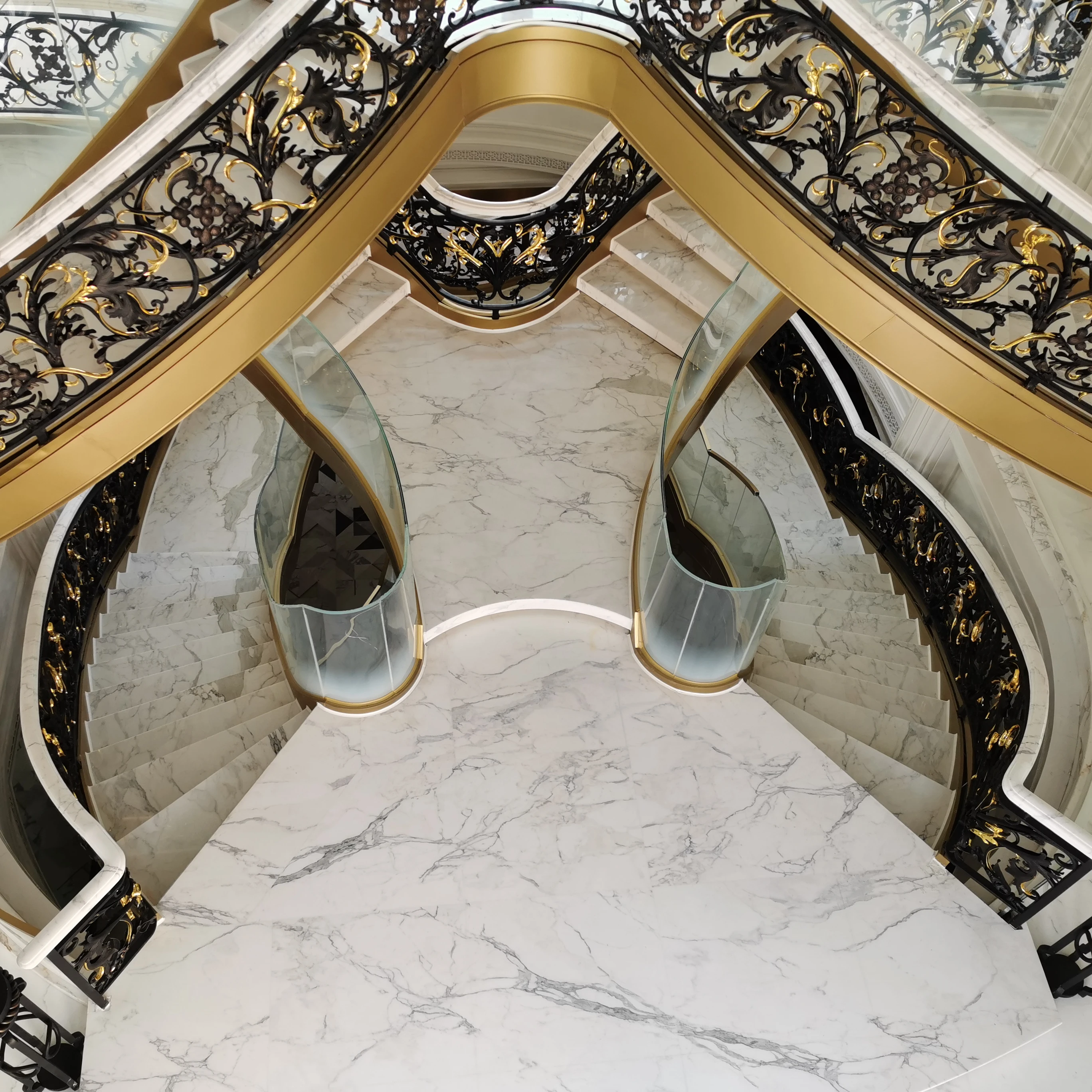 Лестничные и лестничные перила из натурального камня на