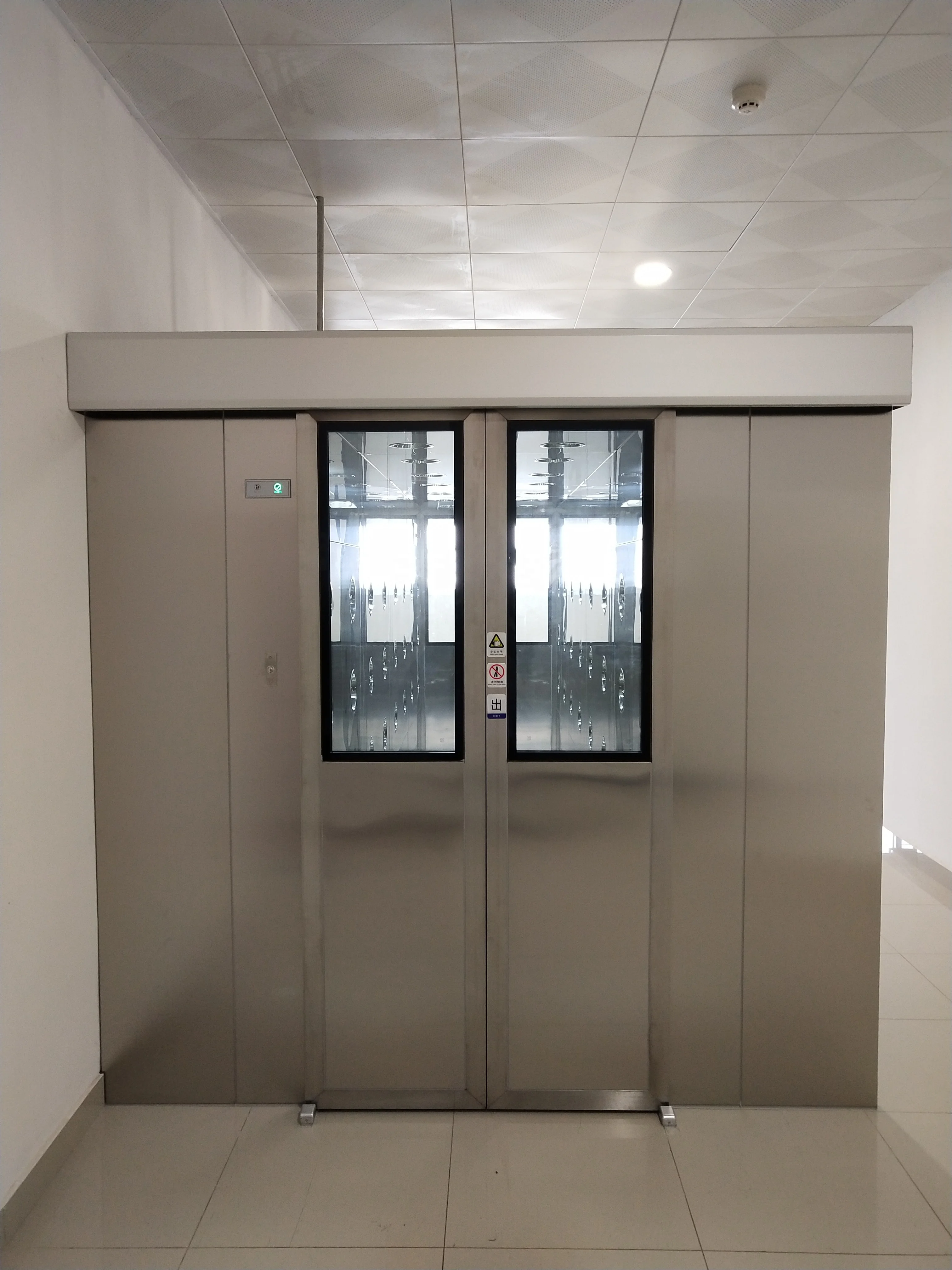 Automatic induction door person and cargo air showers