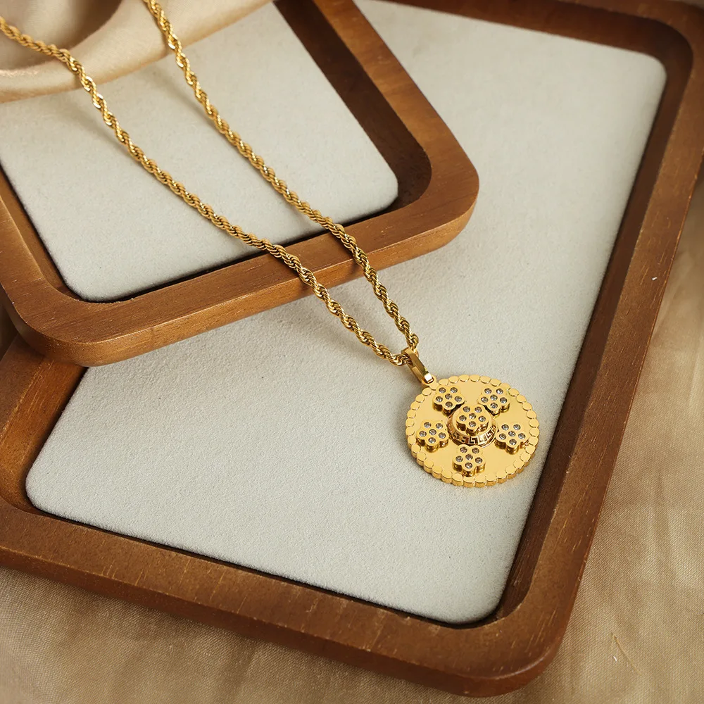 Chic 18k Gold Plated Relief Cubic Zirconia Flowers Necklace Non Tarnish Stainless Steel Round Pendant Necklace colliers femmes