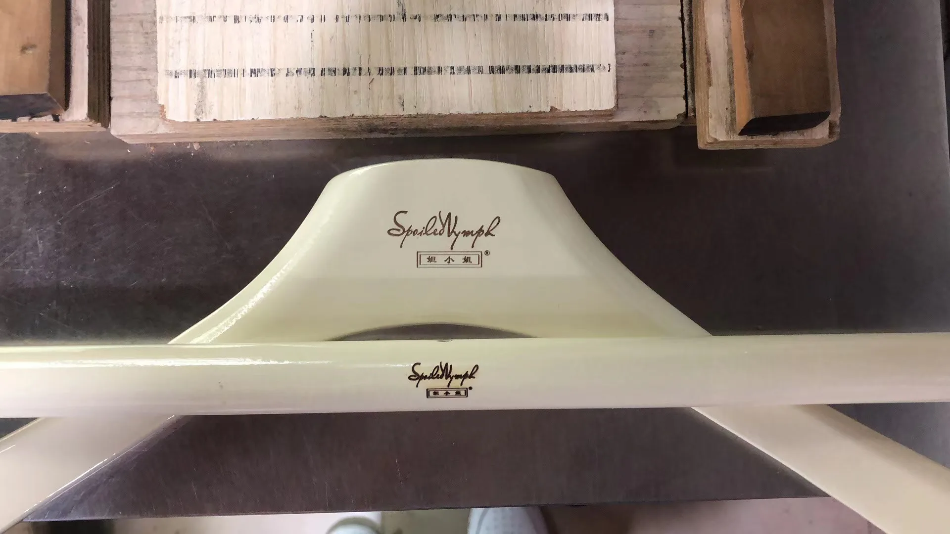 Wholesale coat hanger with non-slip shoulder design hanger, material plastic acrylic wooden hanger
