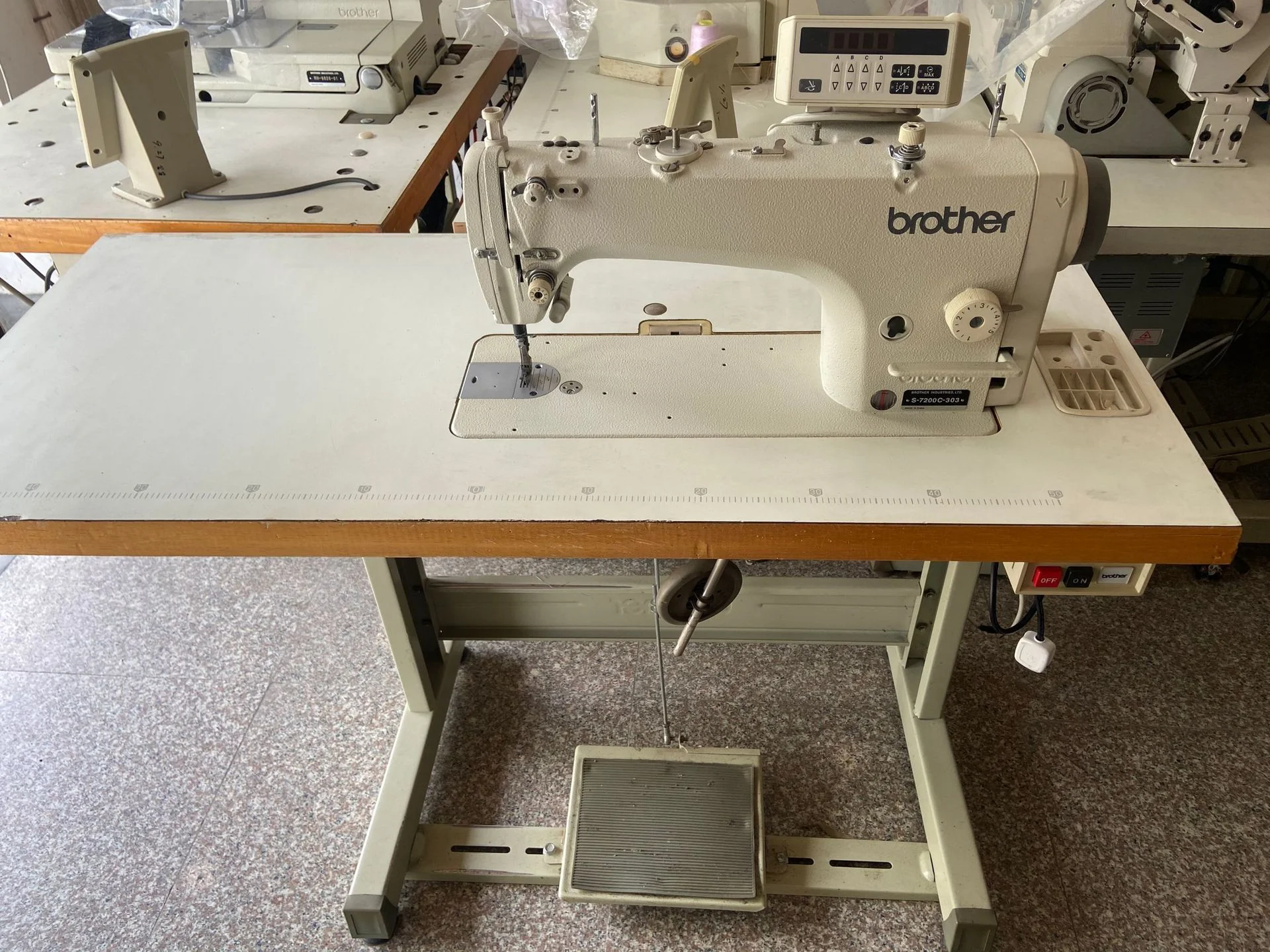Used High-speed Brother 7200C Lockstitch Computerized Directly Drive Industrial Sewing Machine For Sale