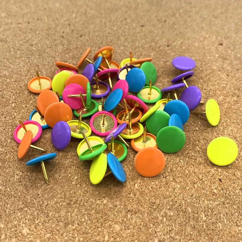 Цветные заколки для больших пальцев с пластиковым покрытием декоративные офиса культуры и образования в наличии