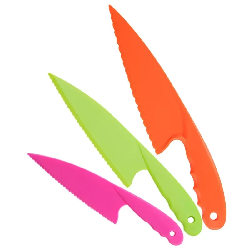 Набор детских пластиковых ножей 3