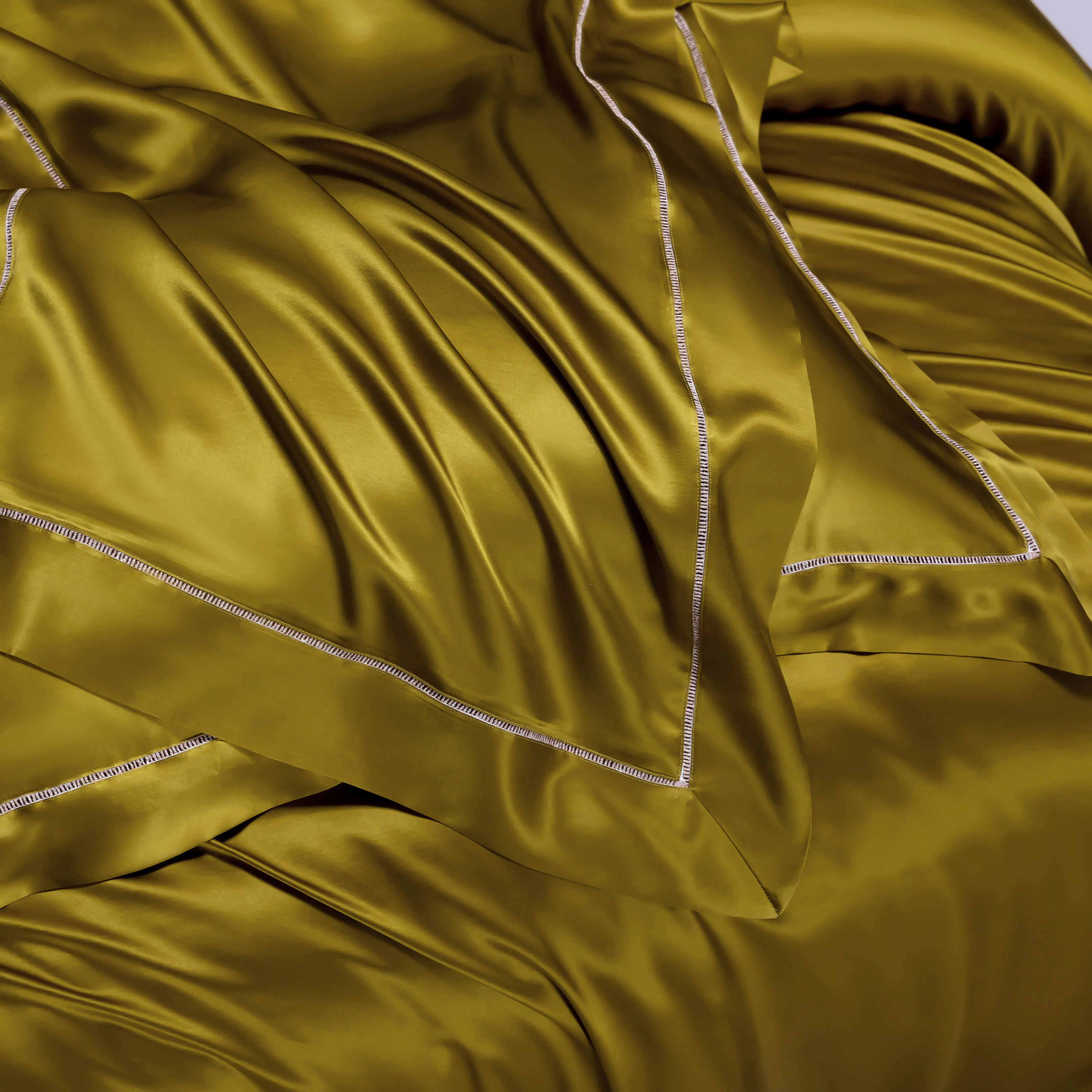 Luxury Bedding Four-Piece Reversible 100% Silk Comforter Set Modern Solid Color Wedding Flat Fitted Sheets Cool Summer