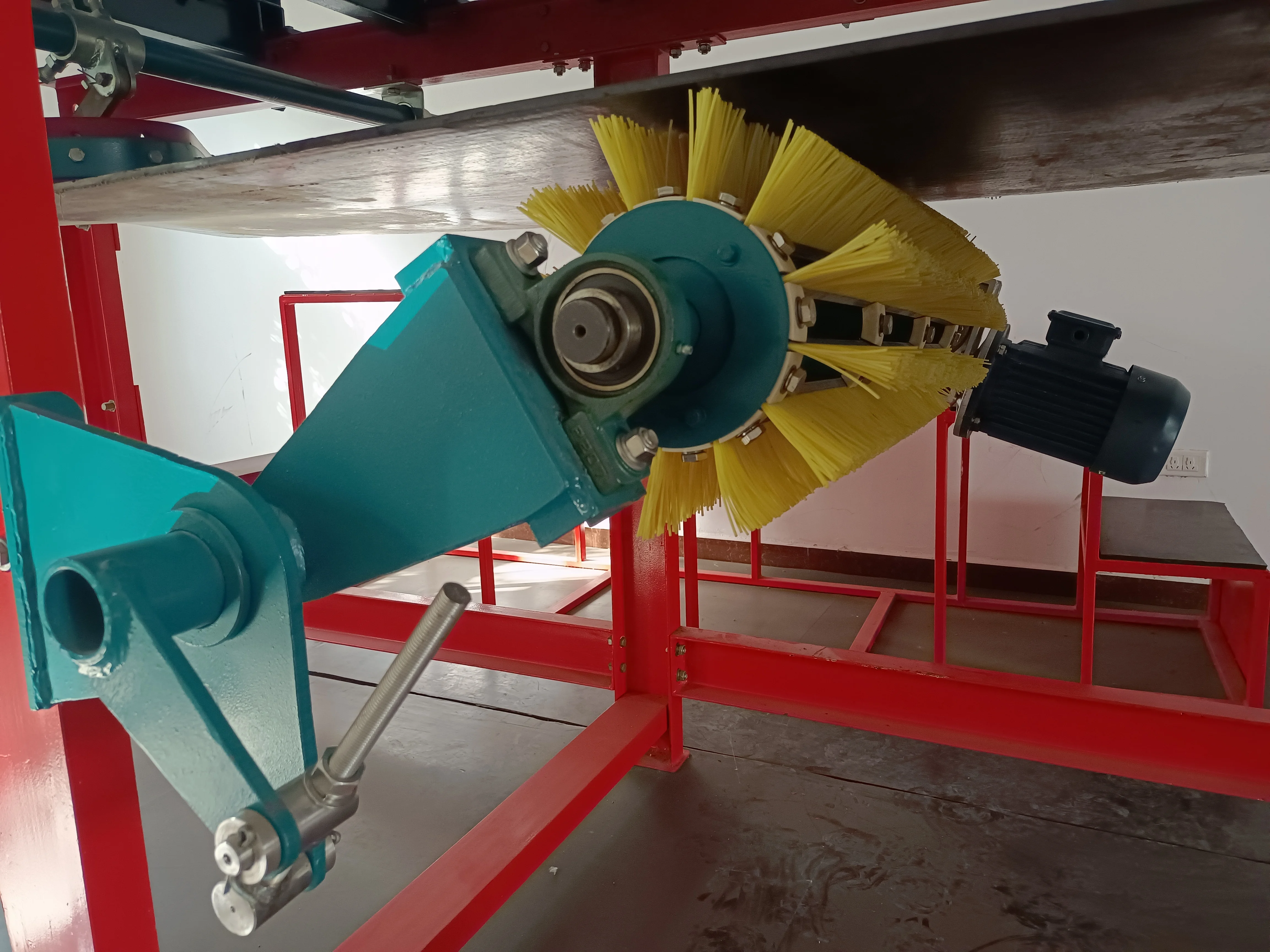 High wear resistance Coal mining motorized brush belt cleaner for conveyor system