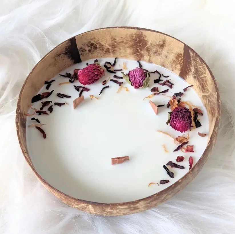 natural handmade aromatherapy dry flower scented custom candle in coconut bowl