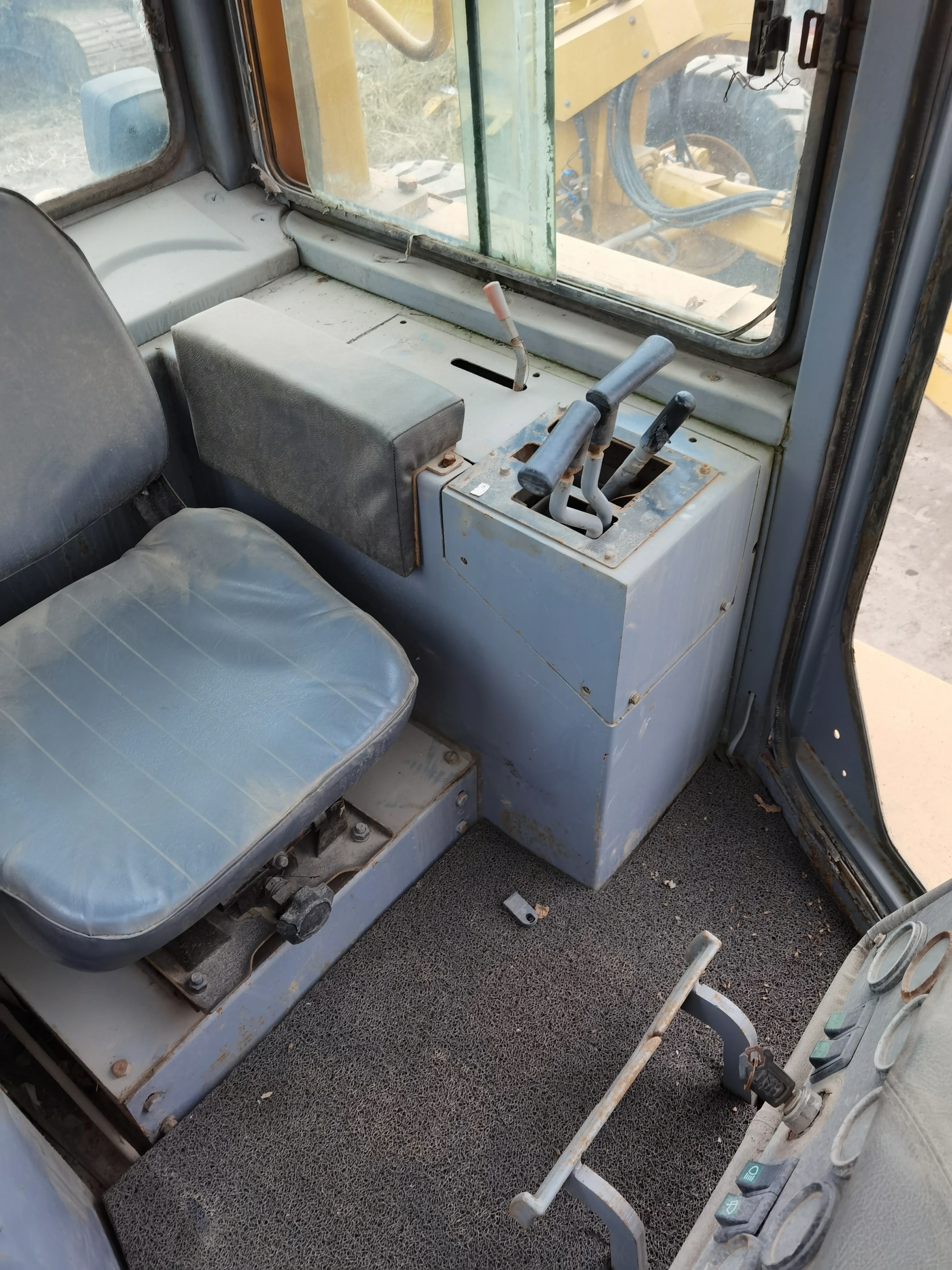 high quality CAT Bulldozer CAT D6G-2 D6D D6N D6M D6K D6H second hand  Caterpillar Construction Machineryfor sale in shanghai