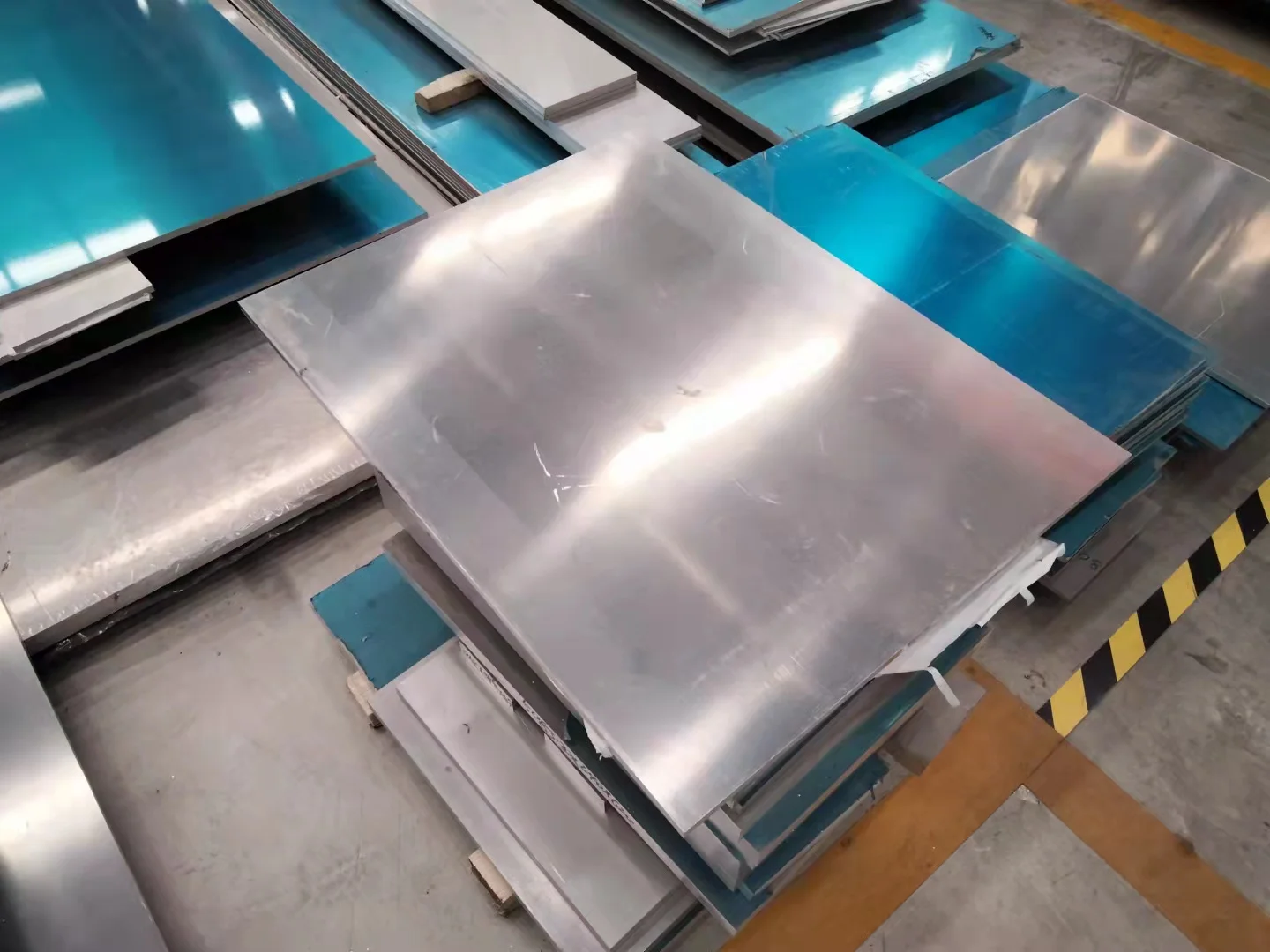 Customized Chequered Aluminum Plate 3003 5052 1060 Diamond Embossed Aluminum Sheet Price Per KG