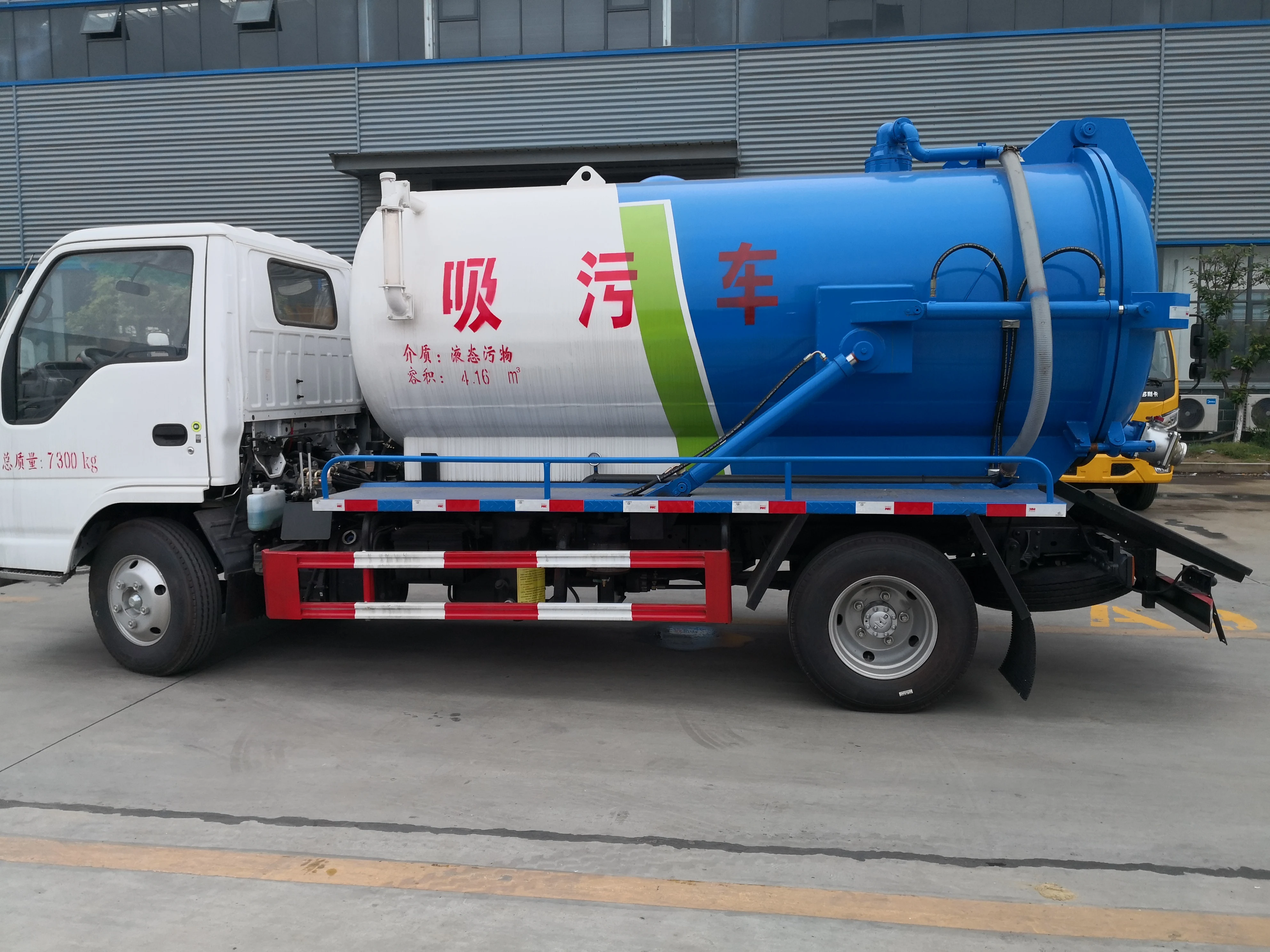 Низкая цена ПВХ смола Dongfeng Левая 5 квадратных илососная машина небольшой с