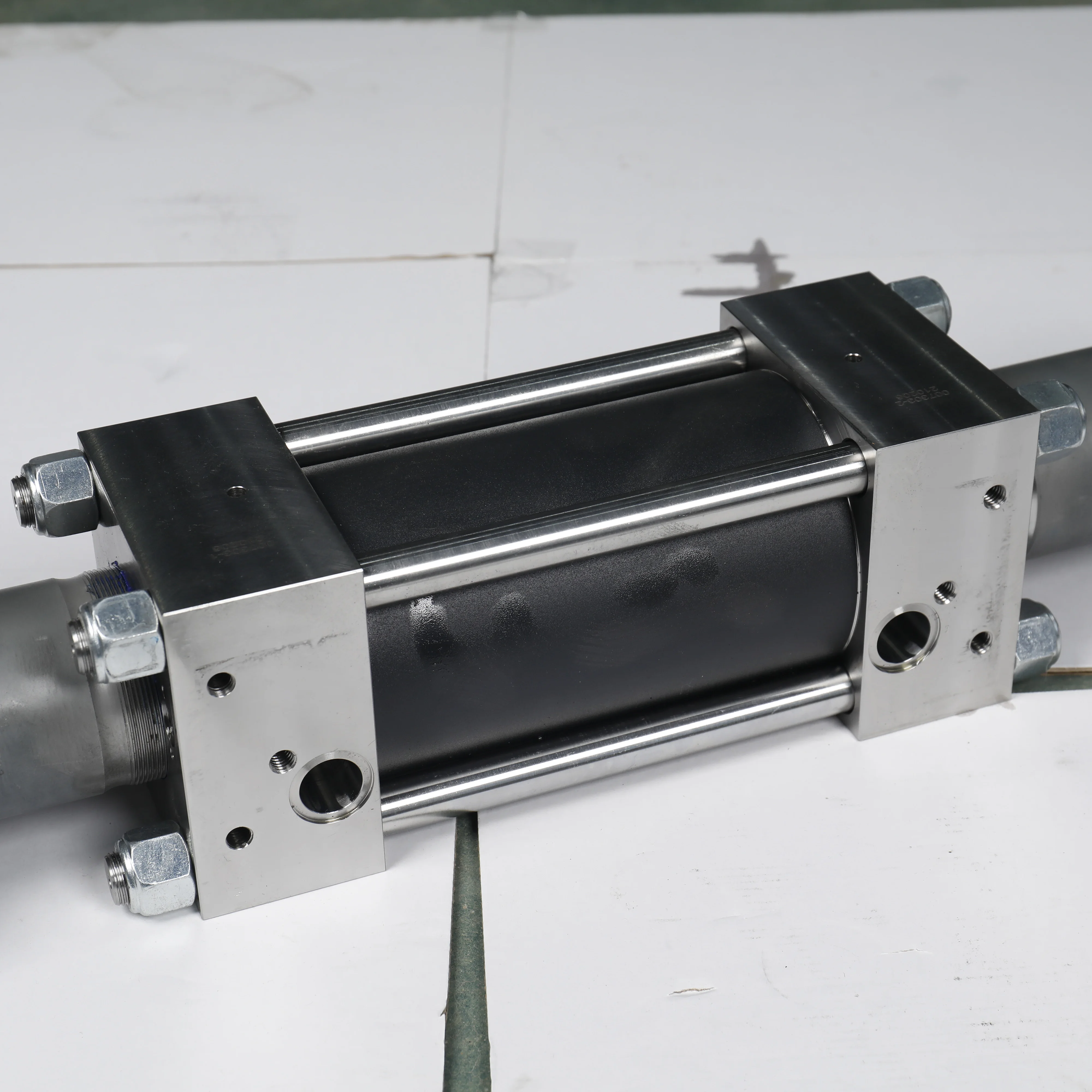 High pressure 60 ksi intensifier for waterjet cutting machine pump