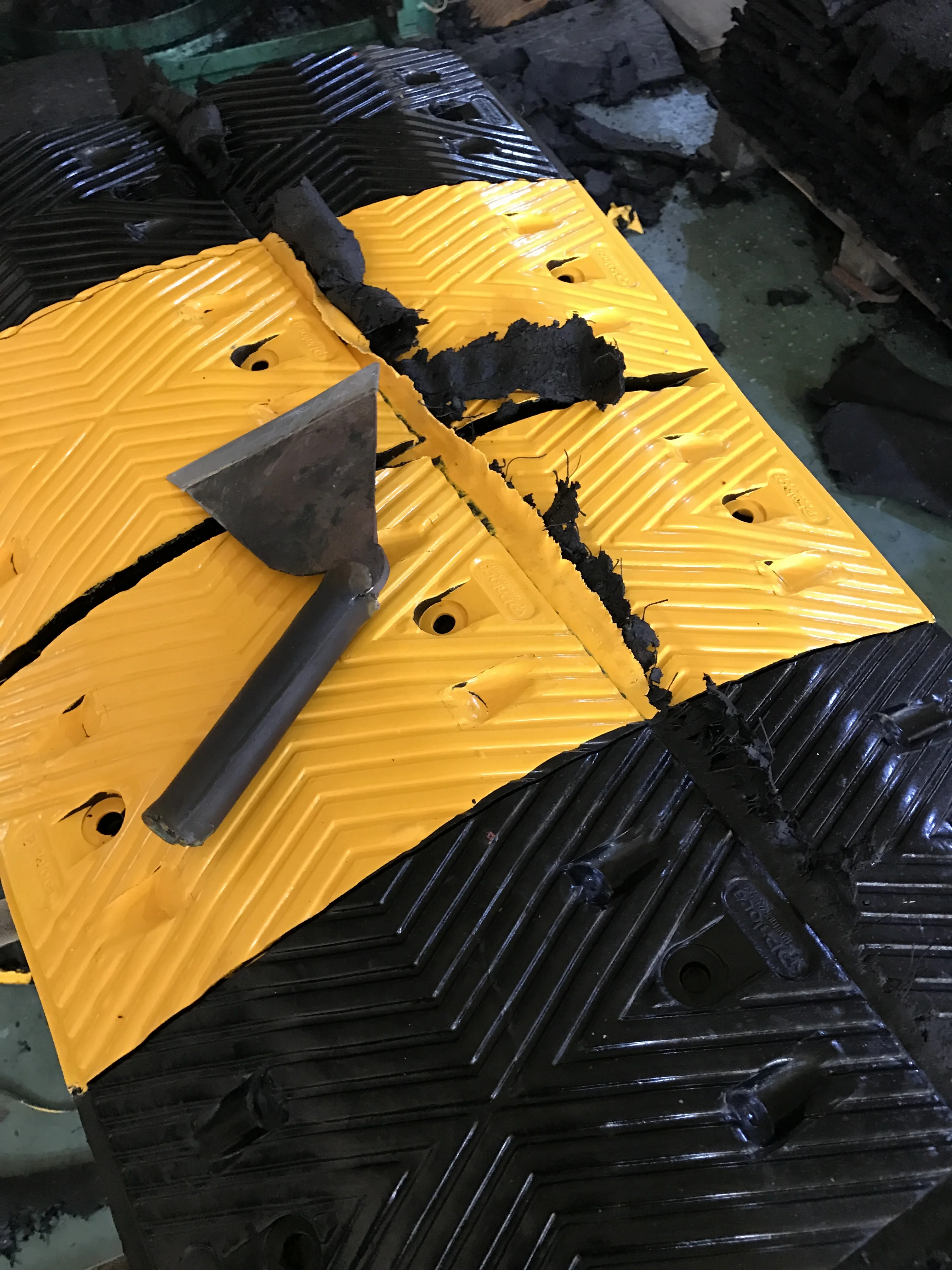 High Quality 1000x350x50mm Road Retractable Speed Hump Rubber Speed Bumps For Sale