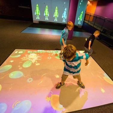 2021 популярная интерактивная система проекции стола с 3D дисплеем для винного бара клуба курортного отеля ресторана казино