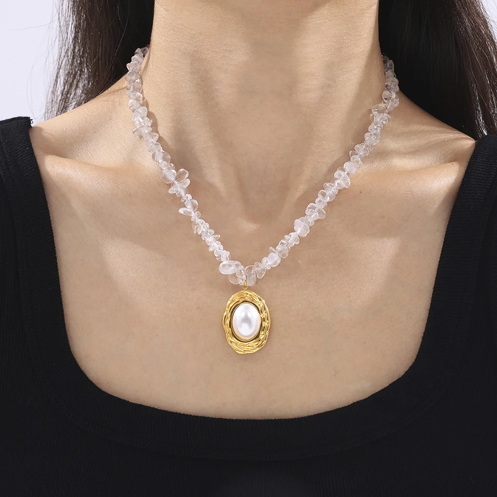 New French Fashion Ooval Titanium Steel Inlaid Pearl Pendant Gold-Plated Beaded Crystal Necklace
