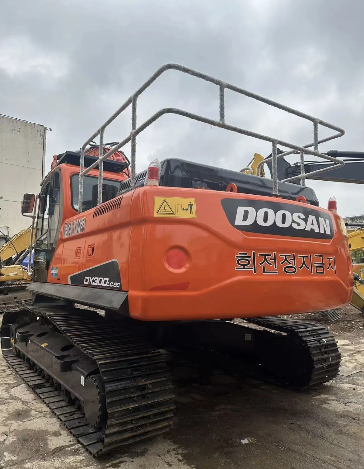 Подержанный тяжелый экскаватор Doosan DX300 DX300-9C строительный гусеничный с хорошим оборудованием