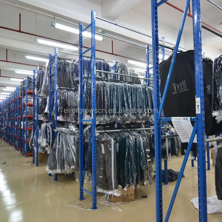 Склад стали одежды, стеллажи используется в производстве и складских