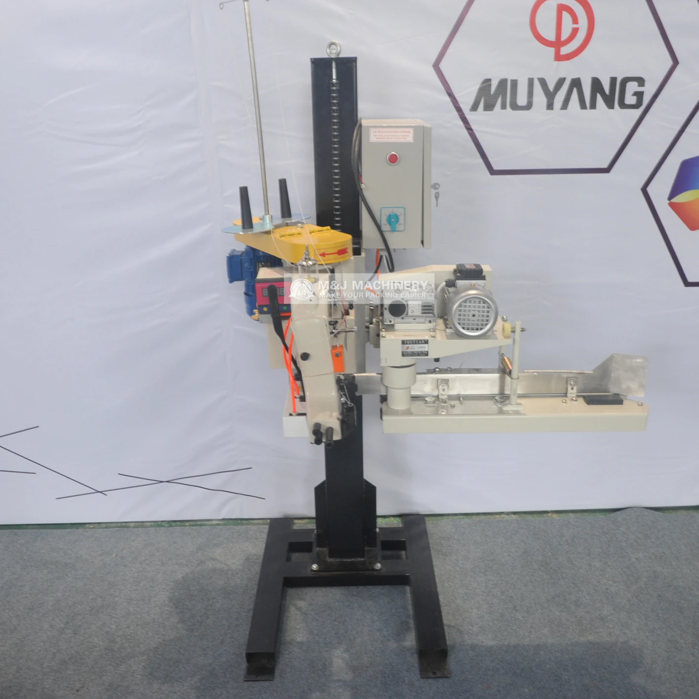 Cutting and sewing machine for plastic bags